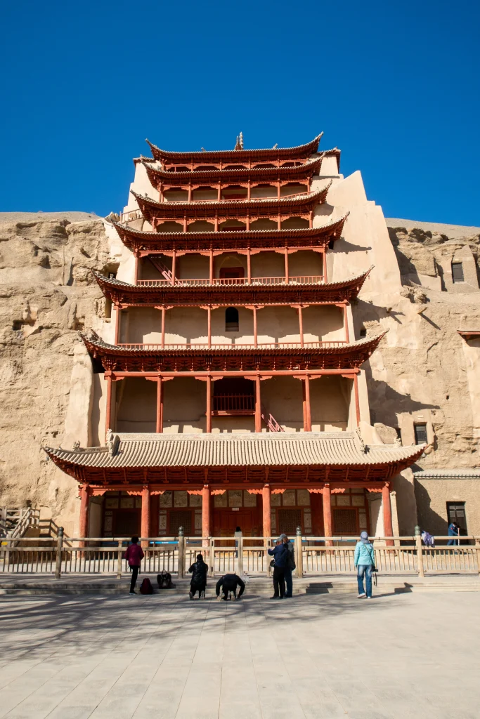 In den Fels gebauter Eingang zu einer Höhle der Mogao Grotten in Dunhuang.