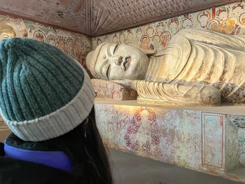 Nachbau eines liegenden Buddha der Grotten.