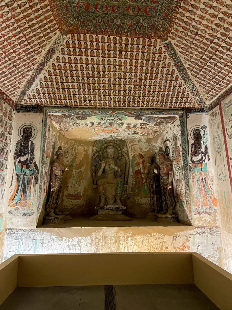 Nachbau einer Grotte der Mogao Grotten mit zentraler Buddha Figur.
