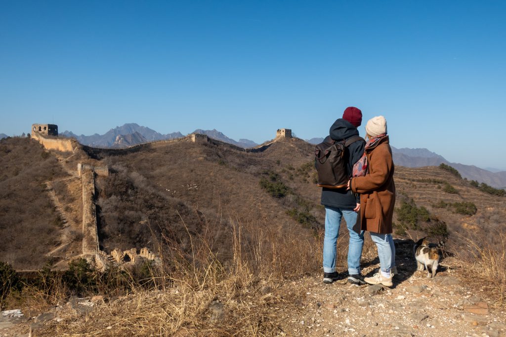 Ein Paar Wanderer genießt die Aussicht auf die Panlongshan Chinesische Mauer.