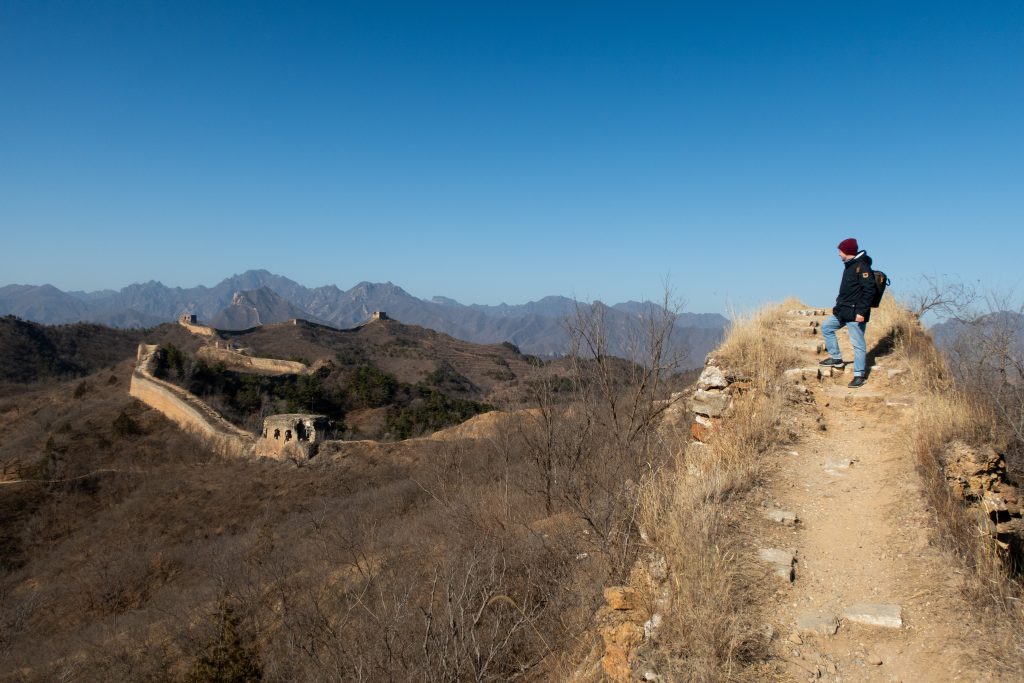 Wanderer auf der wilden Panlongshan Chinesischen Mauer.
