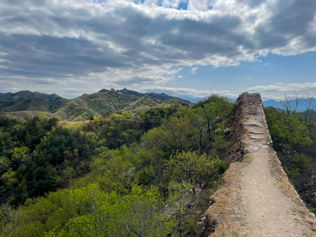 Wanderweg auf der wilden Panlongshan Chinesischen Mauer.