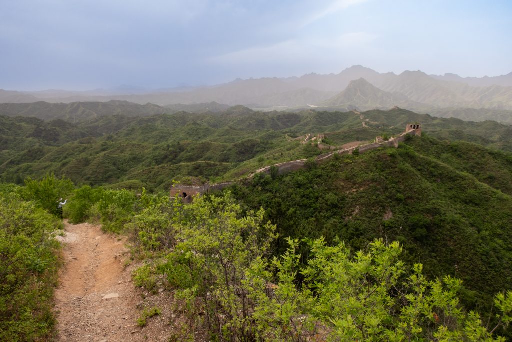 Wanderweg auf der wilden Panlongshan Chinesischen Mauer.