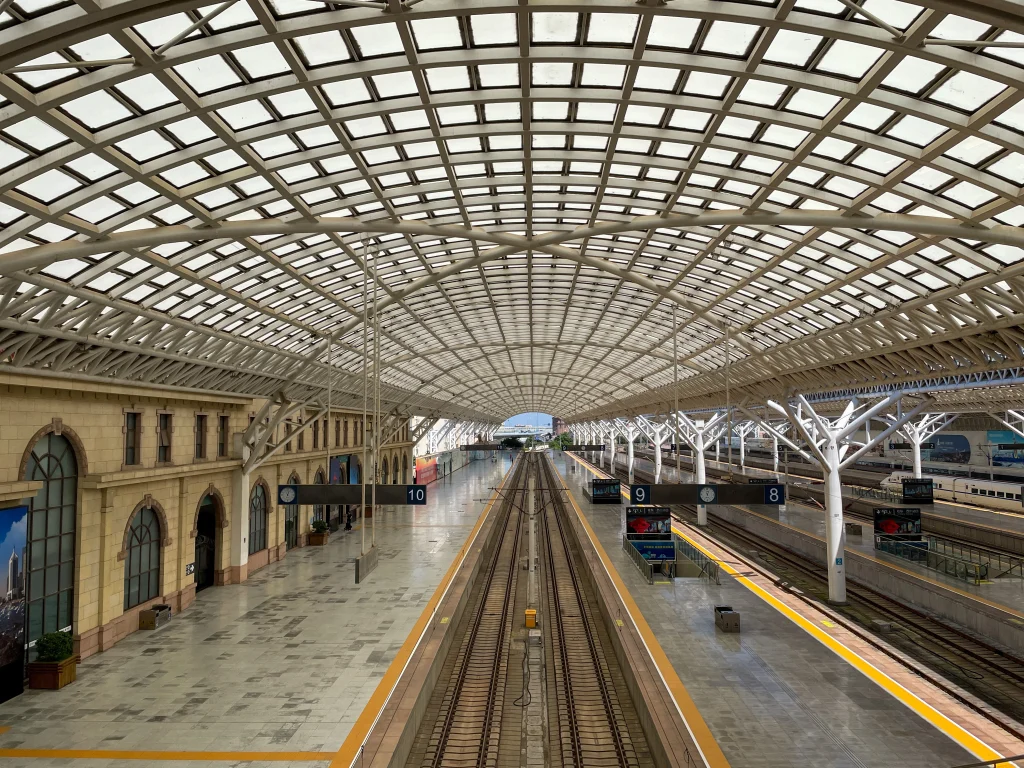 Zuggleise im Bahnhof Qingdao in China.