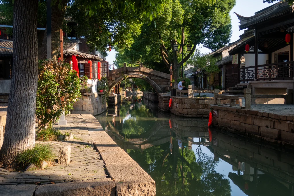 Historischer Kanal und Wohngebäude entlang eines Kanals in einer traditionellen chinesischen Wasserstadt.