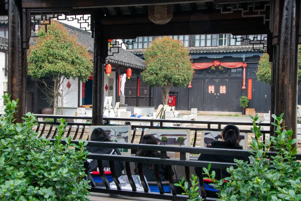 Eine Gruppe zeichnender Schüler in der Wasserstadt Luzhi. 