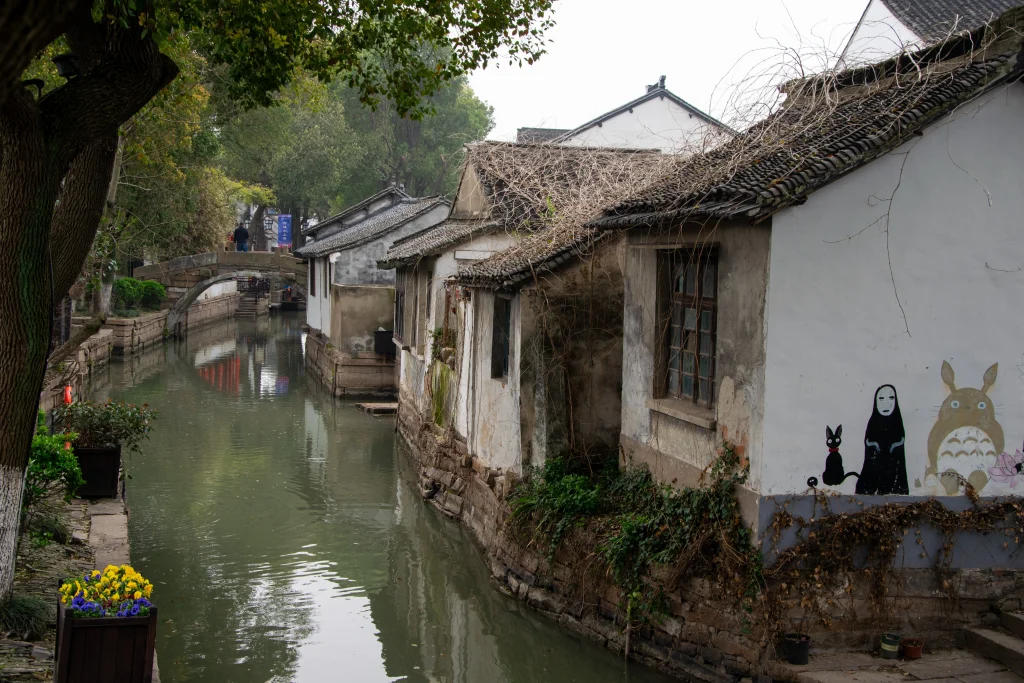 Authentische Wohngebäude an einem historischen Kanal der Wasserstadt Luzhi.
