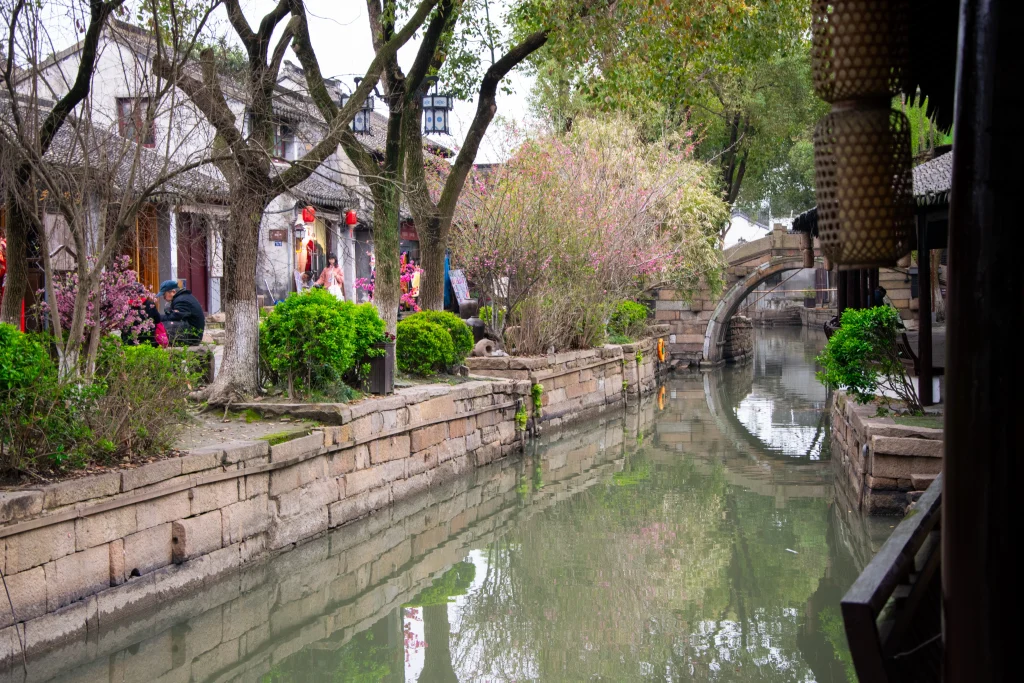 Authentische Wohngebäude an einem historischen Kanal der Wasserstadt Luzhi.