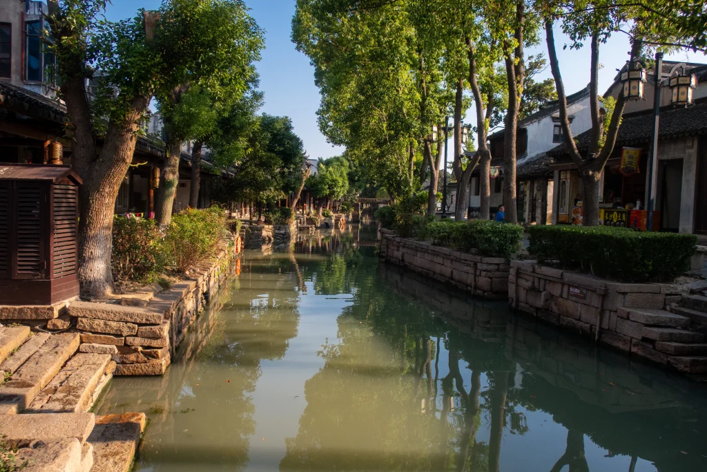 Authentische Wohngebäude an einem historischen Kanal der Wasserstadt Luzhi.