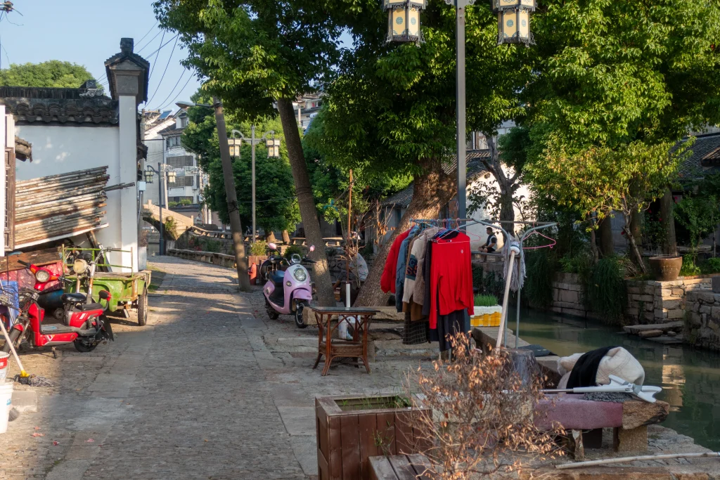 Authentisches Leben mit aufgehängter Wäsche an einem Kanal in der Wasserstadt Luzhi. 