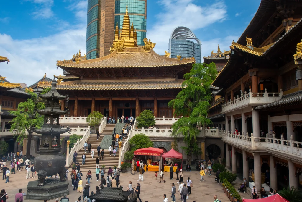 A view of Jing'an Temple in Shanghai with modern skyscrapers in the background. 