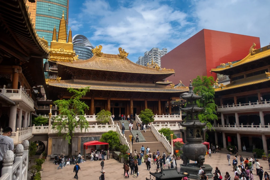 Courtyard with a view of the main hall at the Buddhist Jing'an Temple in Shanghai. 