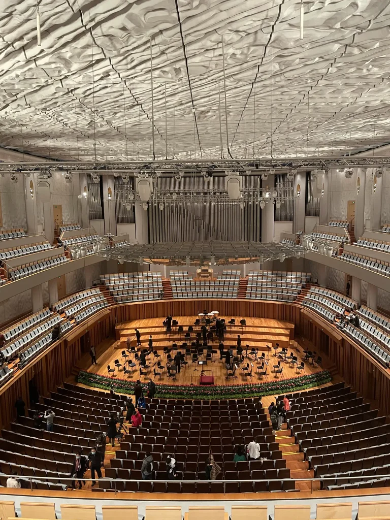 Foto der Architektur des Konzertsaals im Konzertgebäude in Peking. 