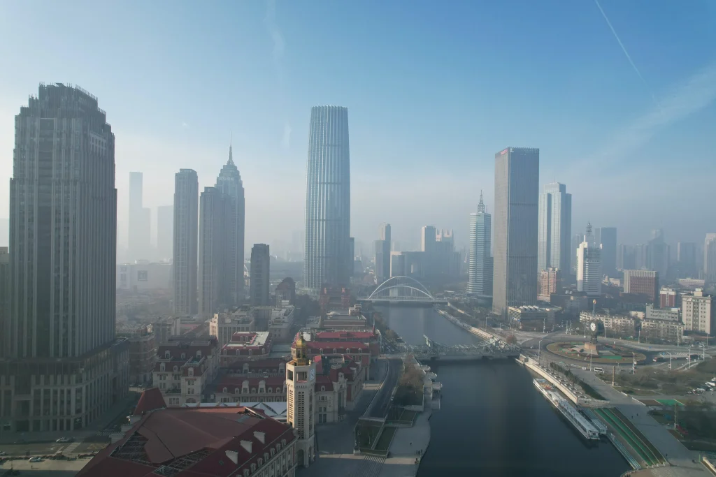 Drohnenaufnahme am Haihe Fluss in Tianjin. 