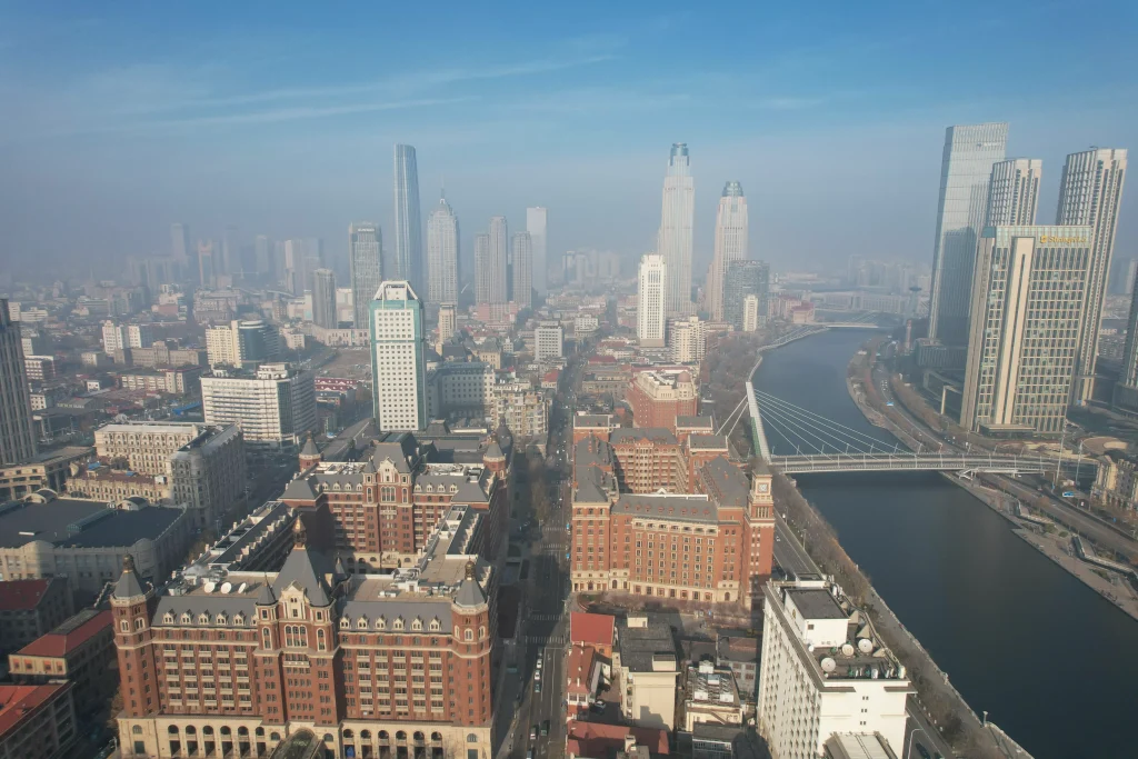 Drohnenaufnahme am Haihe Fluss in Tianjin. 