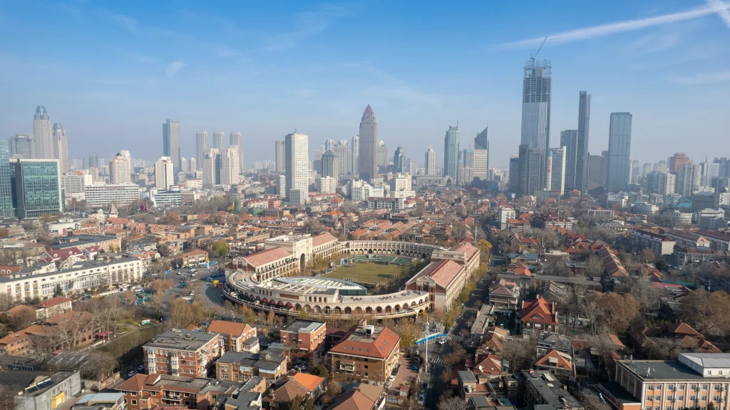 Drohnenaufnahme vom Minyuan Platz in Tianjin. 