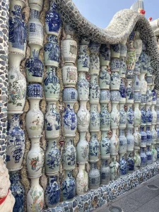 Nahaufnahme von Porzellanvasen an der Fassade des Porzellanhauses in Tianjin. 
