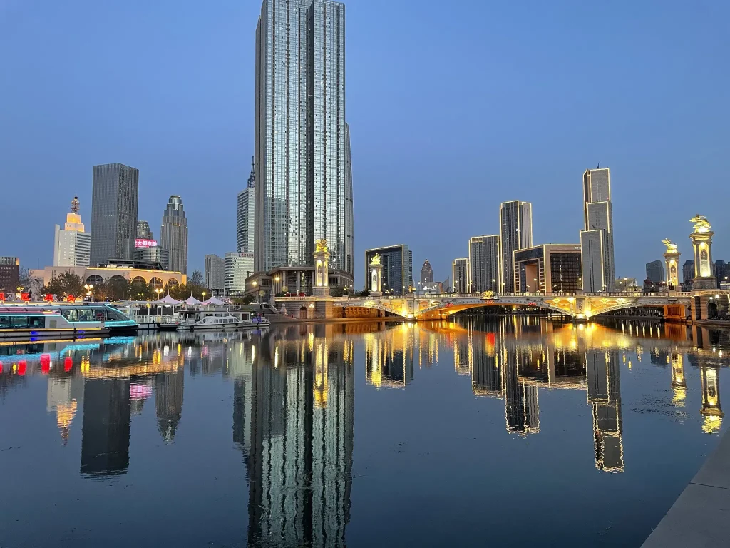 Beleuchtete Gebäude am Haihe Fluss in Tianjin. 